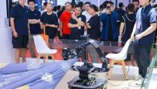 星海图亮相2025世界机器人大会，G-0 VLA模型震撼登场 