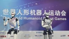 世界人形机器人运动会今晚开幕！半马季军承担护旗+走秀双重任务引关注  