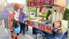 深圳坂田街道“机器人城管”柔性劝导摊贩  