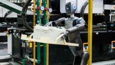 美的打造首个智能体工厂，人形机器人打工忙 