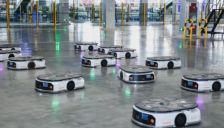 美的打造首个智能体工厂，人形机器人打工忙 