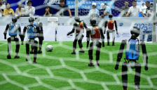 青岛举行人形机器人足球赛 