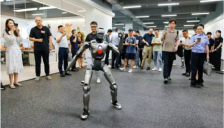 “人形机器人”勇闯大交通 