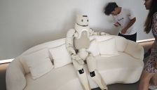 傅利叶发布陪伴式人形机器人GR-3，创始人顾捷：一年内行业发展加速3-5倍 