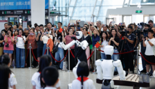 小央机器人乐队亮相深圳机场 人机协奏共迎国庆中秋 