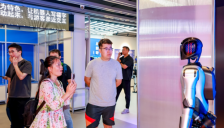 智元机器人携手无锡，全球首个开放式具身智能体验中心开业 
