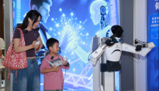 机器人化身景区“引流利器”！无锡解锁全国首家具身智能体验中心 