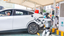 国庆假期人形机器人“在岗当班” 湖北展现“数智”新气象 