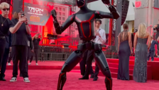 大秀中国功夫：特斯拉Optimus擎天柱机器人亮相《创：战神》首映礼 