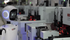 半导体巨头掷出“自研王牌”：以具身智能机器人入局人形机器人 