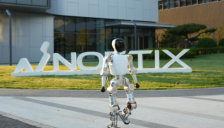 国产人形机器人杀到9998元 