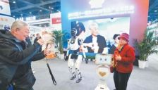 北京亦庄十余种智慧康养机器人亮相老博会 