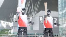 人形机器人火炬手亮相第十五届全运会 完成百米传递任务 