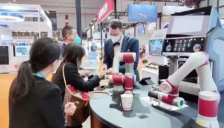 进博展台上的全球好物，藏着同一个智慧伙伴 