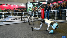 第八届进博会丨人形机器人格斗表演亮相进博会 