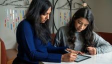  文字的“巴别塔”正在崩塌：亚马逊推出Kindle AI翻译，一场关于效率与灵魂的全球实验 