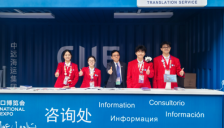 人工智能无处不在！AI PC、机器人、智能眼镜“吸睛”进博会 