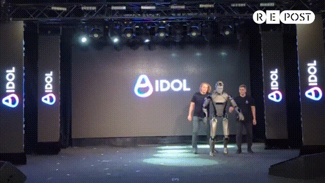 全球都在看！俄罗斯人形机器人首秀摔倒，曾经的太空英雄怎么了？ 