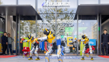 人形机器人7S店开进热闹商圈  “赛博”科技触手可及 