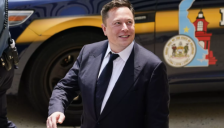 AI时代的“反垄断第一枪”：马斯克诉苹果、OpenAI案获准推进，一场关于“入口”的战争 