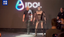 莫斯科的“第一步”：当俄罗斯首款人形机器人Aidol在聚光灯下摔倒 