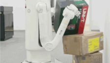 国产家庭机器人F1来了：连人带床把你“推”去上班，明年初售价不到两万 