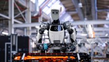 当“铁锈地带”，开始，梦想“钢铁侠”：一场由“国家意志”驱动的、针对“机器人主权”的终极豪赌 