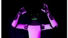 特斯拉机器人再出糗：遥控失误致摔倒，尴尬瞬间曝光 