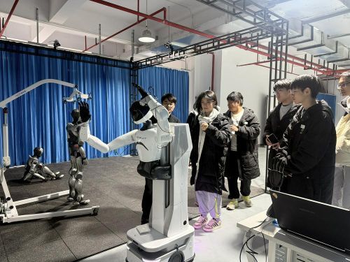机器人明年迎量产大考 从花拳绣腿迈向生产力工具