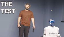 人形机器人开枪袭击人类 