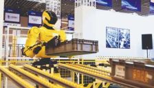 具身智能从实验室走向工厂的一年 