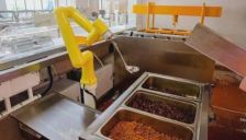 中国食堂智能化升级引热议 