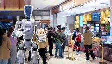 全球首例人形机器人影院上岗 单日工作14小时零失误 