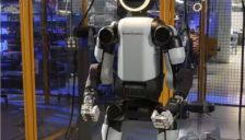 波士顿动力Atlas迈入量产时代：CES 2026展示人形机器人进驻工厂 