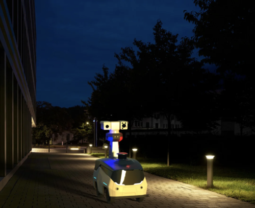 高端小区物业全面启用机器人服务