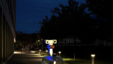 高端小区物业全面启用机器人服务 