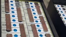 直击新能源汽车废电池黑产链：激光焊接无证拼装 小作坊拆解转卖利润过万 两轮电动车主安全堪忧 