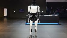 马斯克现身达沃斯预告：人形机器人年底将上市 