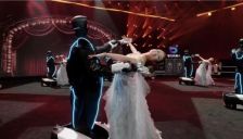 机器人导演自办晚会引消费品牌争相入驻 万亿元赛道加速开启 