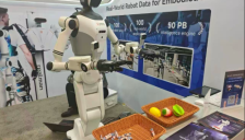 机器人亮相春晚舞台，从表演到实用需突破技术难关 