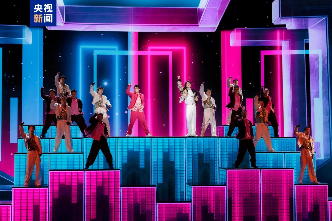 春晚节目单公布：3个小品缺相声 沈腾马丽演贺岁微电影 宇树科技机器人献武术表演 央视记者探访后台 