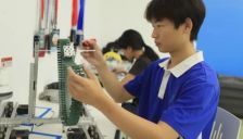 深圳18岁CEO无人机出海 拒广告缓年会优先员工福利 