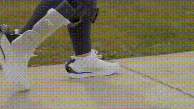 花三万元为双脚购置行走外挂 