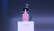 MWC2026上演AI硬件大战 手机厂商转型 眼镜机器人抢镜 