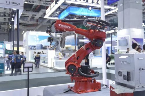 新松角逐2025中国机器人行业年度评选