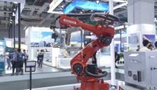 新松角逐2025中国机器人行业年度评选 