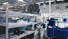 何小鹏：车企转型人形机器人并非易事 