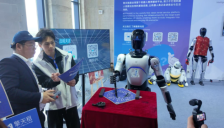 智元AWE2026亮相 文娱商演生产力引关注 