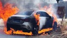 奔驰静置时自燃，消防认定系车辆故障引发，4S店及厂家：认定书不能作为车辆质量问题依据｜3·15端上维权 