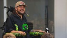 人类迈入脑机接口新纪元 